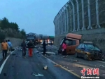 河北围场发生多车连撞事故 造成11辆车不同程度损坏 - 中国新闻社河北分社