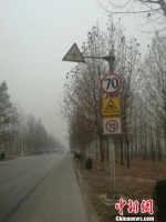 “限速70”和“进入3公里流动测速路段”标识牌。　张鹏翔 摄 - 中国新闻社河北分社