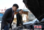 图为二手车市场看车的市民。　韩冰 摄 - 中国新闻社河北分社