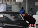 图为受限号影响，在4S店看车的顾客。　韩冰 摄 - 中国新闻社河北分社