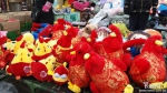 探访省会石家庄年货市场：鸡元素饰品受青睐 - 河北新闻门户网站