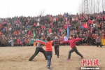 梅花拳弟子在表演基本功“拉架子”。　刘恺兵 摄 - 中国新闻社河北分社