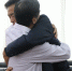 张建生医生和当年的患者徐华中深深地拥抱在一起。长城网 吴浩摄 - 河北新闻门户网站