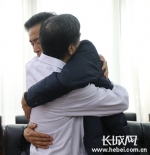 张建生医生和当年的患者徐华中深深地拥抱在一起。长城网 吴浩摄 - 河北新闻门户网站