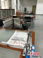 据河北省图书馆工作人员介绍，该馆报刊阅览室每天下午人满为患，多为中老年读者，也不乏“90后”读者。　张帆 摄 - 中国新闻社河北分社