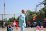 河南省济源市五龙镇71岁的李修红老人在进行23厘米呼啦圈空竹自选套路比赛。　于俊亮 摄 - 中国新闻社河北分社