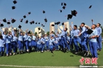 学生庆祝18岁成人礼 张帆 摄 - 中国新闻社河北分社