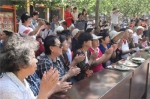 “粽香敬老”——唐山市红十字志愿者为老人过端午 - 红十字会