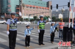 “萌娃交警”向交警学习交通指挥手势。　韩波 摄 - 中国新闻社河北分社