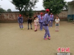 图为石家庄市第四十二中师生与任家庄小学的学生一起做游戏。　李洋 摄 - 中国新闻社河北分社