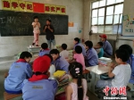 图为外籍教师与学生们亲切互动。　李洋 摄 - 中国新闻社河北分社