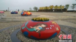 图为原本单色调的花盆上手绘的美人鱼 王天译 摄 - 中国新闻社河北分社