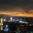 该“奇幻”景象出现时，整个城市已是万家灯火。　李岩 摄 - 中国新闻社河北分社