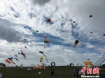 图为第五届康保草原国际风筝节活动现场。　胡年帅摄 摄 - 中国新闻社河北分社