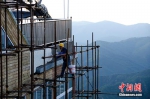 　工作人员维护雪场建筑  - 中国新闻社河北分社