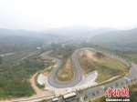 蜿蜒的环长城公路将秦皇岛北部山区30多个村落相连。　王天译 摄 - 中国新闻社河北分社