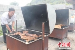 董家口的烤全羊和自然风光吸引了众多游客。　曹建雄 摄 - 中国新闻社河北分社