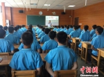 高一年级学生整齐的坐姿 张帆 摄 - 中国新闻社河北分社