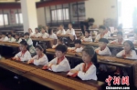 学童在古私塾习古礼。　于欢 摄 - 中国新闻社河北分社