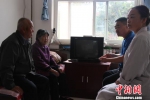 杜智慧、护理人员与老人热情沟通。　肖光明 摄 - 中国新闻社河北分社