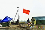 中国地质调查局在安新县北六村田野中开展地质测量。摄影 刘向阳 - 中国新闻社河北分社