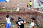 北六村一处停建的房舍，放学后的学生在玩撕名牌游戏。 - 中国新闻社河北分社