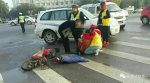 献县红十字救护员街头救人成“网红”----湿冷路上跪抱伤者“最美身影”温暖小城 - 红十字会