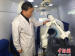 图为医疗人员介绍车载小型智能化颅脑手术机器人。　宋敏涛 摄 - 中国新闻社河北分社