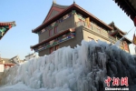 易县燕都古城冰瀑景观。　于俊亮 摄 - 中国新闻社河北分社