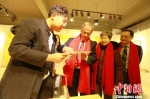 图为刘菲大使一行参观燕京理工学院艺术展厅，在中国文化展示交流中对学生作品连连称赞。　付盛通 摄 - 中国新闻社河北分社