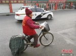 遇到人少的路段，93岁高龄的杜鸣凤还能上车骑一段。李晓伟 摄 - 中国新闻社河北分社