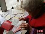 虽然没上过学，但业余时间“卖报奶奶”坚持练字，并且创作一些弘扬正气的打油诗。李晓伟摄 - 中国新闻社河北分社