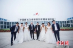 迟来多年的婚纱照定格“三八”妇女节里的普通建设者 - 中国新闻社河北分社
