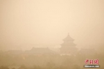 3月28日，雾霾沙尘齐聚京城，全城空气质量已达到严重污染水平。 中新社记者 富田 摄 - 中国新闻社河北分社