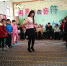 老师在用奥尔夫音乐教学法示范 俱凝搏 摄 - 中国新闻社河北分社