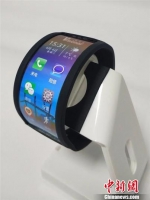 图为维信诺发布3.35英寸柔性显示智能可穿戴手机。　刘建生 摄 - 中国新闻社河北分社