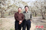 吕建江(左)和其工作的继任者王永辉(右)。河北警方供图 - 中国新闻社河北分社