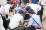 吕建江(中)生前参与抢救煤气中毒的市民。河北警方供图 - 中国新闻社河北分社