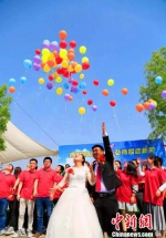 新娘宋国慧和新郎潘庆亚放飞气球。　李铁锤 摄 - 中国新闻社河北分社