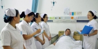 护士长徐慧（右）带领护士查房。　刘丽娟　摄 - 中国新闻社河北分社