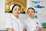 姐姐徐慧(右)和双胞胎妹妹徐颖(左)。　刘丽娟 摄 - 中国新闻社河北分社