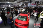 2018青岛国际车展上，观众在欣赏汽车。李梦 摄 - 中国新闻社河北分社