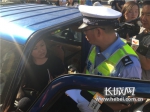 交警正在对违法车辆作出处罚 记者 刘潇 摄 - 中国新闻社河北分社
