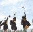 5月24日，河北科技大学机械学院的毕业生们在校园内拍摄创意毕业合影。 记者 霍艳恩摄 - 中国新闻社河北分社