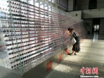 图为位于邯郸市行政审批局大厅的“公章墙”，它由2650枚废止公章组成、长10余米。　李晓伟 摄 - 中国新闻社河北分社