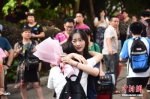 资料图：一名家属拥抱走出考场的考生。 王以照 摄 - 中国新闻社河北分社
