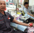 6月14日，省会志愿者黄爱民(左)第15次参加无偿献血。59岁的黄爱民从第一个世界献血者日开始无偿献血，15年来已献血3200毫升。 记者赵永辉摄 - 中国新闻社河北分社