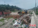 图为台头村村西的排水渠正在进行垃圾清理。　台头村村民供图 - 中国新闻社河北分社
