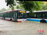 7月16日，北京回龙观地区的积水情况。 纯粹 摄 - 中国新闻社河北分社
