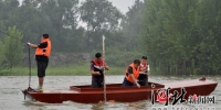 7月17日，廊坊水文局赶水坝水文站工作人员在进行水流量监测。 记者耿辉摄 - 中国新闻社河北分社
